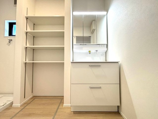 ダイマルタウン　大垣市上面第3　全7区画分譲の独立洗面台|収納力と機能性に優れた、お手入れラクラク三面鏡洗面化粧台です。朝の身支度もスムーズにできます。