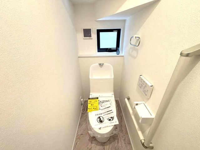 ダイマルタウン　大垣市上面第3　全7区画分譲のトイレ|新素材「アクアセラミック」は、便器洗浄やお掃除をするたび汚物を浮かせて洗い流すのでお掃除楽々です。