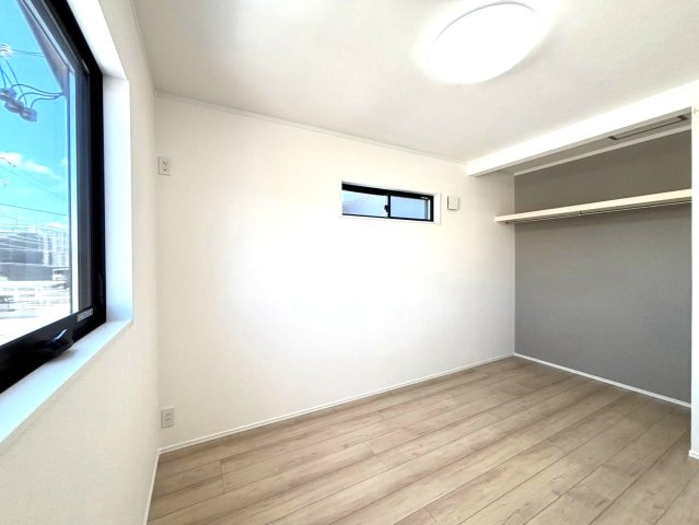 ダイマルタウン　大垣市上面第3　全7区画分譲の洋室|全居室に大型収納を設置。窓ガラスは断熱性能や結露防止効果の高いLOW-E複層ガラスを採用しています。
