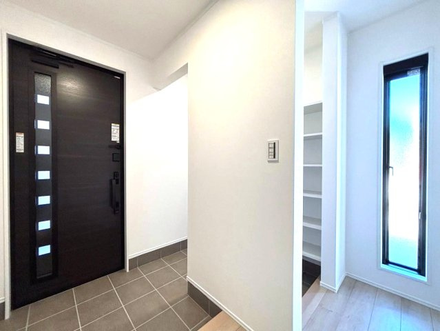 ダイマルタウン　大垣市上面第3　全7区画分譲の玄関|シューズ収納付きで玄関周りもすっきり！玄関ドアからの光が玄関ホールを明るくしてくれます。