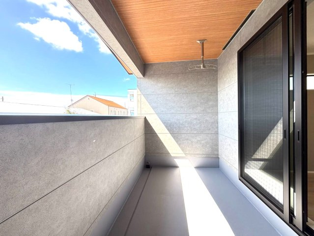 ダイマルタウン　大垣市上面第3　全7区画分譲のバルコニー|バルコニーは南向きで洗濯物もよく乾きます！強度と表面積硬度を持つFPRで防水しています。