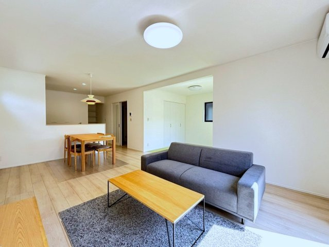ダイマルタウン　大垣市上面第3　全7区画分譲の居間・リビング|※家具は配置イメージ　シンプルで温かみのあるナチュラルテイストのリビングダイニング。広々設計でゆとりのある空間です。