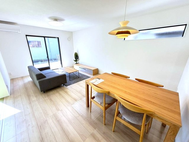 ダイマルタウン　大垣市上面第3　全7区画分譲の前面道路含む現地写真|※家具は配置イメージ　シンプルで温かみのあるナチュラルテイストのリビングダイニング。広々設計でゆとりのある空間です。