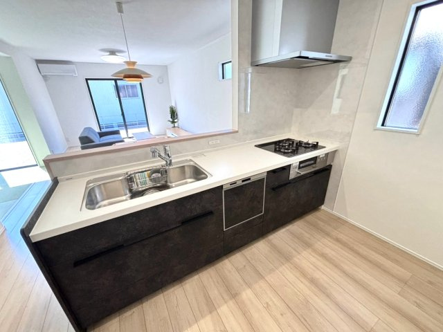 ダイマルタウン　大垣市上面第3　全7区画分譲のキッチン|家事の時間短縮・節水にもなる食器洗い乾燥機付き。浄水器付き水栓で、いつでもきれいな水が使えます。　　