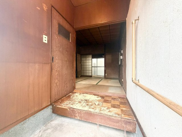 平野区喜連1丁目の玄関|内へ入った際に和の空間が広がり、どこか懐かしさのある雰囲気。床材や建具を整えることで、すっきりと見せ