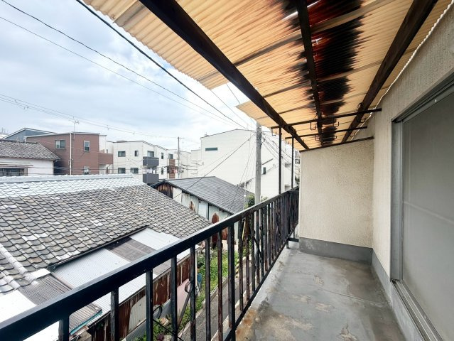 平野区喜連1丁目のバルコニー|屋根付きのバルコニー。洗濯物を干すスペースとしてはもちろん、ちょっとした外気浴にも利用できます。周囲