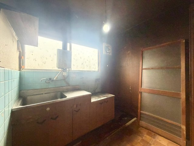 平野区喜連1丁目のキッチン|窓から自然光が入るキッチンスペース。自分好みに水回りを整えたい方にもご検討いただきやすい空間です。