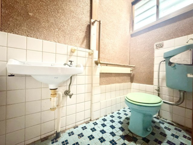 平野区喜連1丁目のトイレ|手洗い付きで使い勝手に配慮されたトイレ空間。限られたスペースを無駄なく活かした造りで、床や設備を入れ