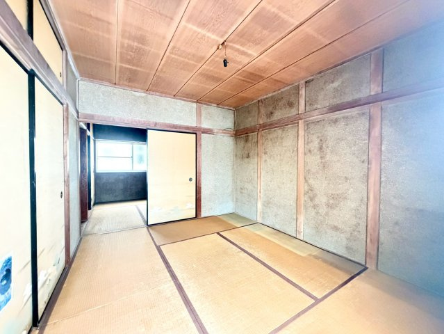 平野区喜連1丁目の和室|窓から自然光を取り込める和室。落ち着いた空間で、寝室や客間としてはもちろん、お子様の遊び場など幅広い