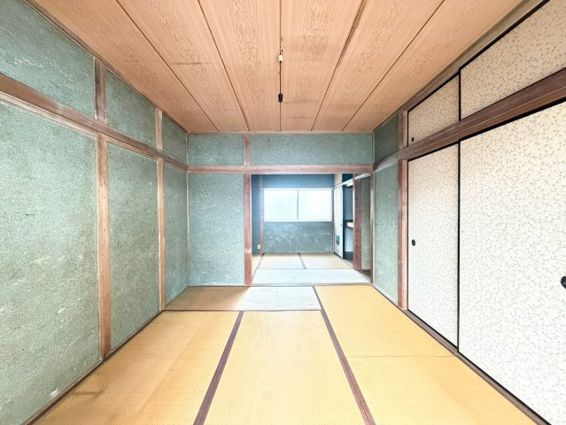 平野区喜連1丁目の洋室|ゆったりとした広さを感じられる居室。窓から光が入り、家族が集まる空間や寝室としても活用できます。