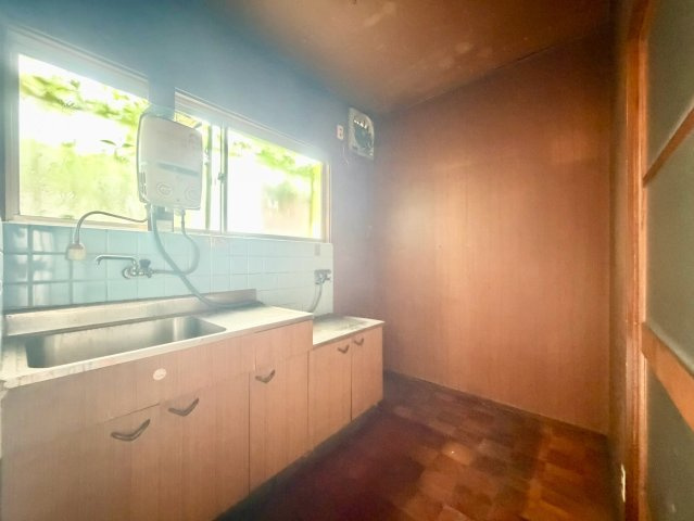 平野区喜連1丁目のキッチン|窓から自然光が入るキッチンスペース。シンプルな間取りで家電配置や設備入替えのイメージもしやすく、リフ