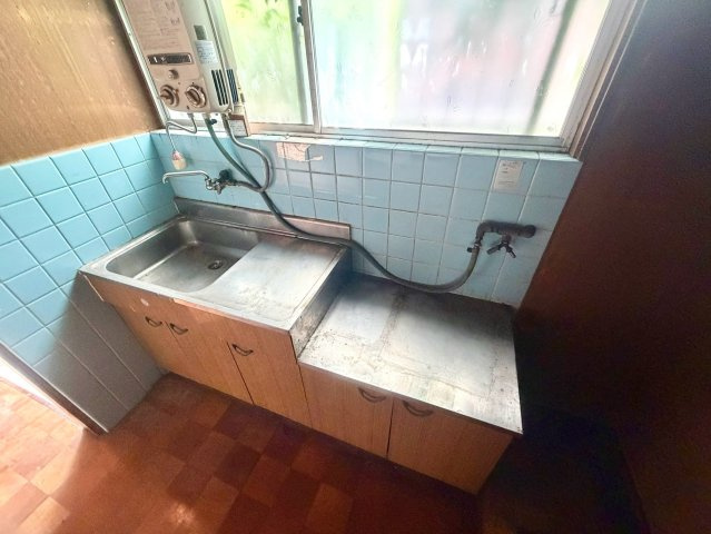 平野区喜連1丁目のキッチン|作業スペースもしっかり確保されており、毎日の調理もしやすい空間です♪