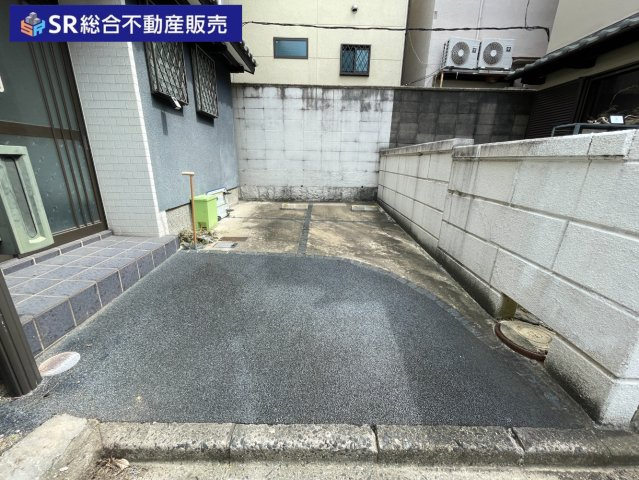 新喜多1丁目中古戸建の駐車場|お車をお持ちの方には必要な駐車場付き（幅：2.8ｍ・奥行：5.0ｍ）で自転車、バイクも置けます！