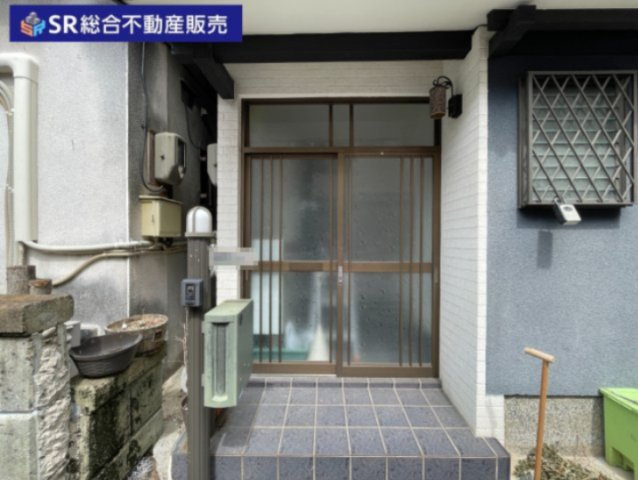 新喜多1丁目中古戸建の玄関|弊社は住宅ローンに自信がございます。
お客様にあった銀行をご紹介いたします。
お悩みの方は弊社までお気軽に
ご相談下さいませ。