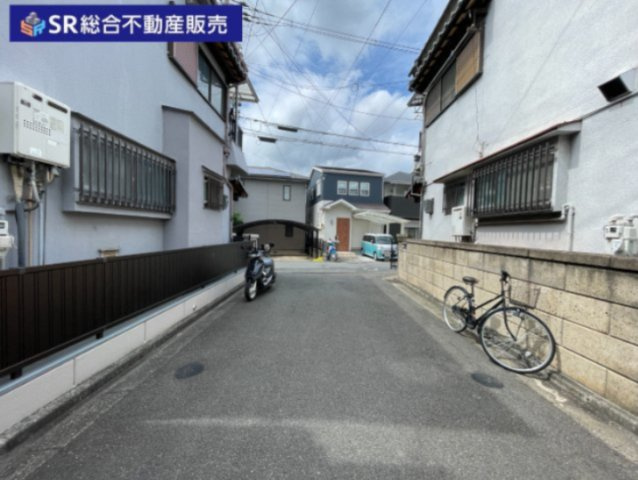 新喜多1丁目中古戸建の前面道路含む現地写真|弊社は、工務店と関係強化を徹底し、世界情勢やナフサショックの影響を受けずに材料確保を行い、納期も遅れることがございませんので、心配ご無用です！お気軽にご相談下さい。