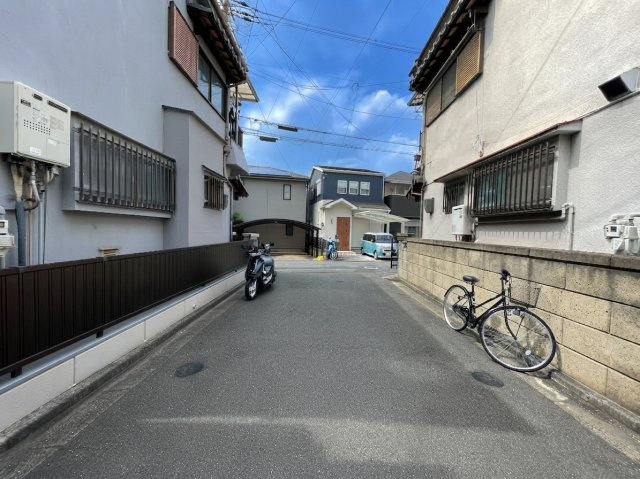 新喜多1丁目中古戸建の前面道路含む現地写真|弊社は、工務店と関係強化を徹底し、世界情勢やナフサショックの影響を受けずに材料確保を行い、納期も遅れることがございませんので、心配ご無用です！お気軽にご相談下さい。