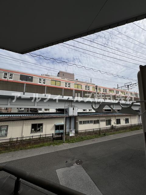 エンブレムＭの周辺