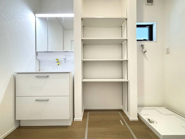 ダイマルタウン　大垣市上面第3　全7区画分譲の独立洗面台|収納力と機能性に優れた、お手入れラクラク三面鏡洗面化粧台です。朝の身支度もスムーズにできます。