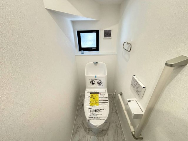 ダイマルタウン　大垣市上面第3　全7区画分譲のトイレ|新素材「アクアセラミック」は、便器洗浄やお掃除をするたび汚物を浮かせて洗い流すのでお掃除楽々です。
