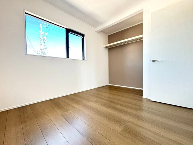 ダイマルタウン　大垣市上面第3　全7区画分譲の洋室|全居室に大型収納を設置。窓ガラスは断熱性能や結露防止効果の高いLOW-E複層ガラスを採用しています。