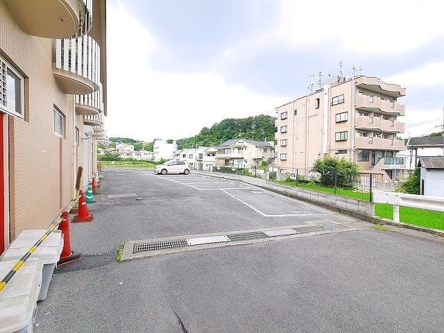 エヌエムドゥーズの駐車場