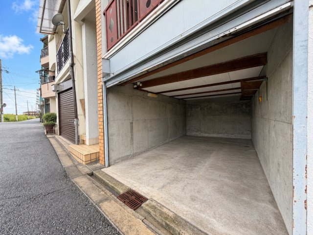 長吉長原西4丁目の駐車場|雨風を避けられるビルトインガレージ。車の駐車はもちろん、自転車やバイク、アウトドア用品などの保管スペ