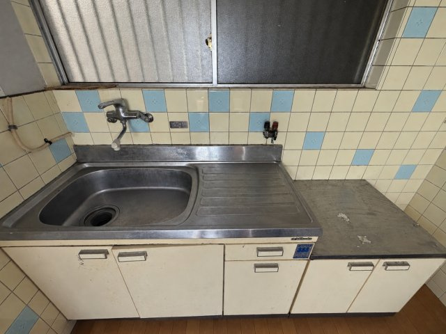 長吉長原西4丁目のキッチン|壁付けタイプのキッチンで、居室部分を広く使いやすい配置。リフォームでお好みのキッチン空間へ仕上げる楽