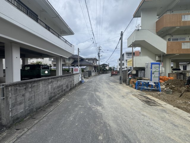 浦添市牧港2丁目（全3棟）B号棟の前面道路含む現地写真|※南西側公道6m♪