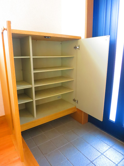 三輪町一戸建住宅の玄関|シューズボックスが設備で付いています。