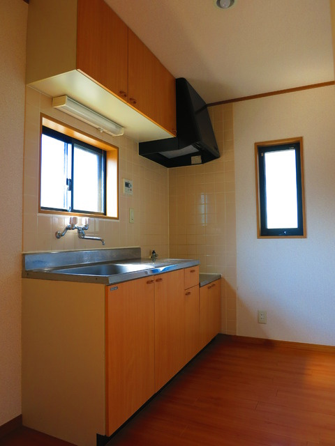 三輪町一戸建住宅のキッチン|キッチンに窓が付いています