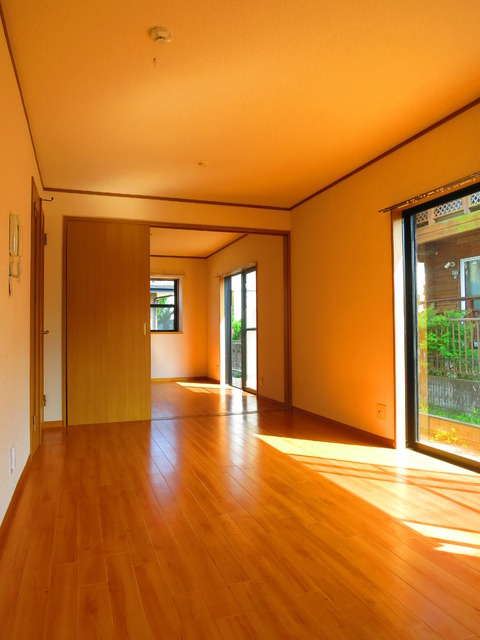 三輪町一戸建住宅の居間・リビング|日当たりの良さがわかりますね