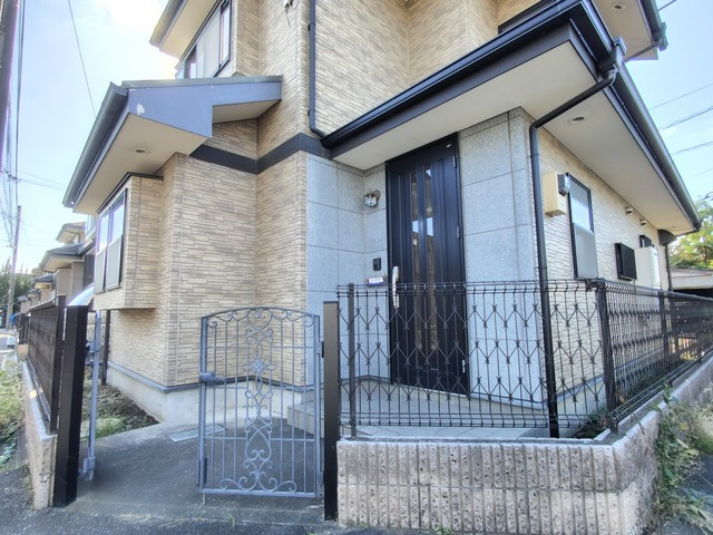 三輪町一戸建住宅のエントランス