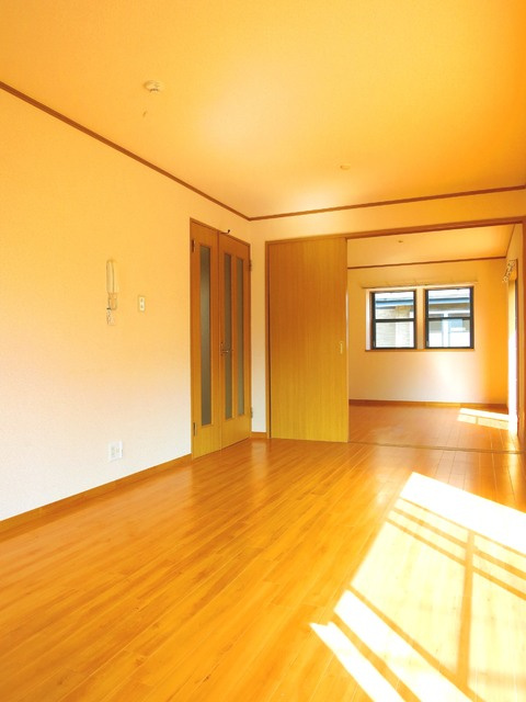 三輪町一戸建住宅の居間・リビング|日当たりが良いリビングです