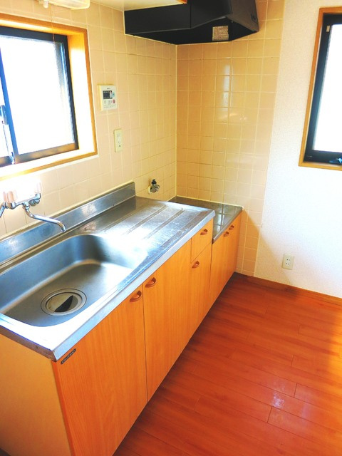 三輪町一戸建住宅のキッチン|持ち込み式のキッチンです。ビルトインよりも広く使用できます
