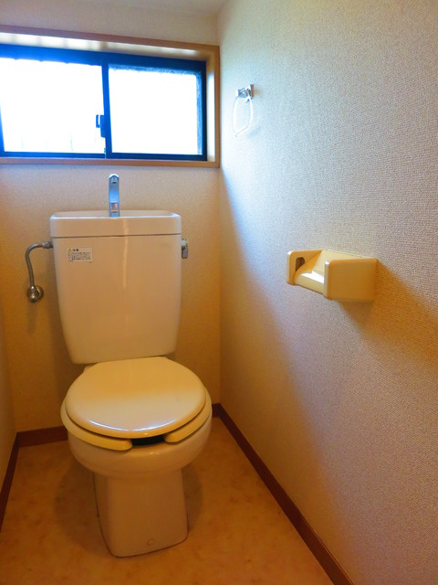 三輪町一戸建住宅のトイレ|トイレにも窓が付いてます