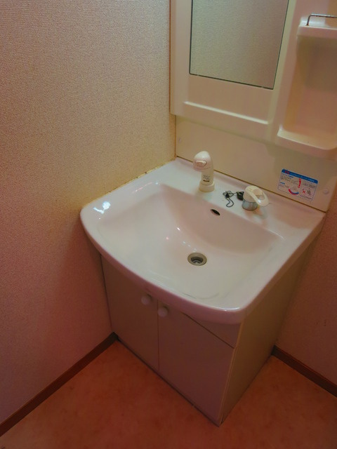 三輪町一戸建住宅の洗面所|独立洗面台です。早朝の身支度では重宝します