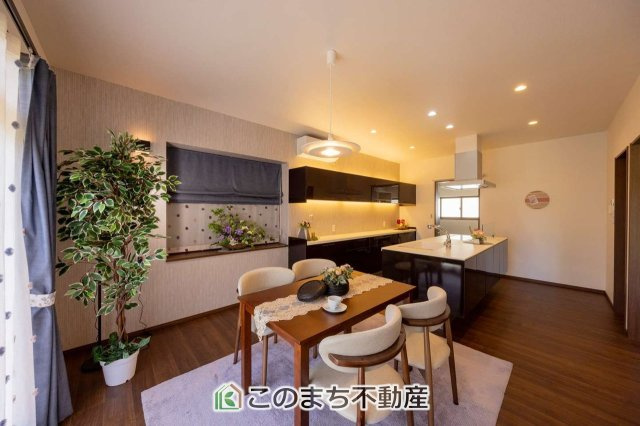 日光市所野　中古戸建の居間・リビング|開放感のある広々としたリビング☆家族みんなでゆったりくつろげます♪
南側から暖かな日差しが差し込みます♪キッチンからリビングの様子がよく見渡せます☆