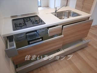 Ｆｌｏｒａ（フローラ）Ａ棟のキッチン|３口ガスコンロ・グリル付きシステムキッチン