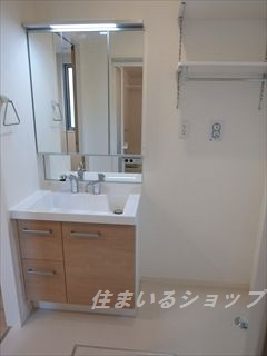 Ｆｌｏｒａ（フローラ）Ａ棟の洗面所|三面鏡付シャンプードレッサー