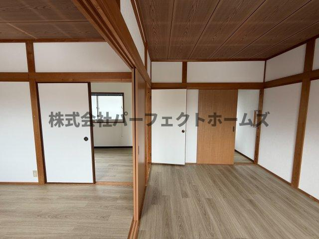 新之栄町戸建　賃貸の内装|明るい色調の室内です