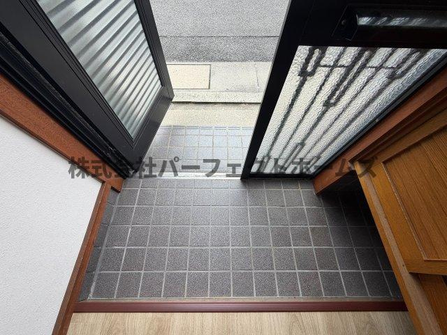 新之栄町戸建　賃貸の玄関|明るい玄関です