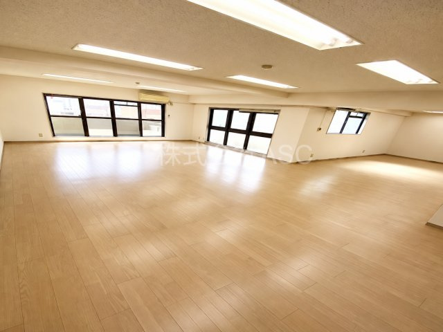 ニューライフ大手前参番館の居間・リビング