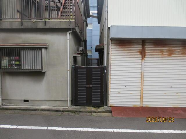 沼津市大門町の売地|西側道路より建物を見る