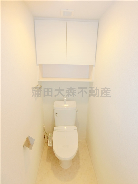 AXAS南蒲田AsylCourtのトイレ|吊戸棚収納と温水洗浄便座付きのトイレ　