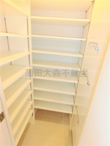 AXAS南蒲田AsylCourtの設備|玄関収納　大きなシューズインクローゼット