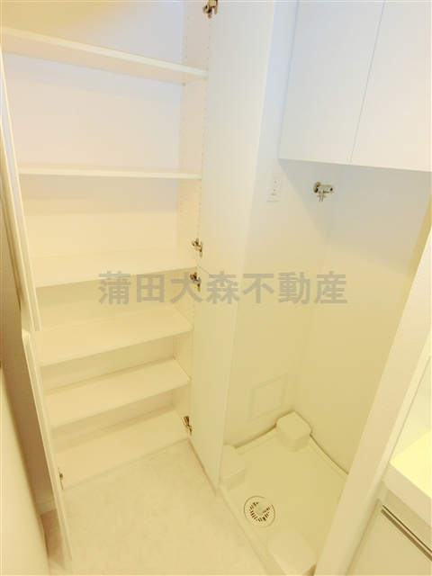 AXAS南蒲田AsylCourtの設備|洗面所　室内洗濯機置き場+タオルや肌着類置きに便利な棚収納付！