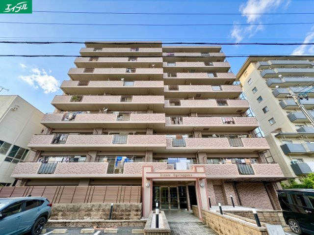 宝マンション瓢箪山の外観|周辺の街並みと美しく調和する、シンプルで飽きのこないスタンダードな外観。世代を問わずどんなライフスタイルにも自然に寄り添い、歳月を重ねるごとに愛着が深まる、末永く住み継げるデザインです。
