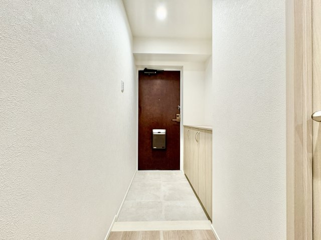 宝マンション瓢箪山の玄関|スタンダードで使いやすい、落ち着いた雰囲気の玄関スペース。十分な収納力を備えており、ご家族全員の靴をしっかり整理できます。毎日出入りする場所だからこそ、使いやすさと清潔感を大切にしました。

