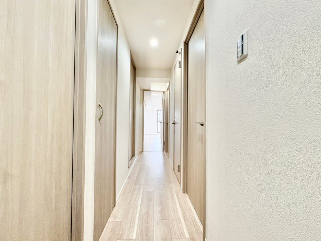 宝マンション瓢箪山の玄関|「行ってきます」「おかえりなさい」の言葉が響き渡る、家族を優しく迎えるエントランス。自然光が差し込む明るい空間で、訪れるゲストにも好印象を与える、自慢の我が家の顔になります。
