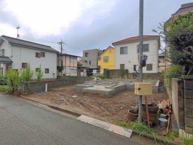 富士見市鶴瀬西３丁目の新築一戸建の外観|敷地35坪以上！
カースペースは２台分！セカンドカーやお客さま用の駐車場としてお使いいただけます。